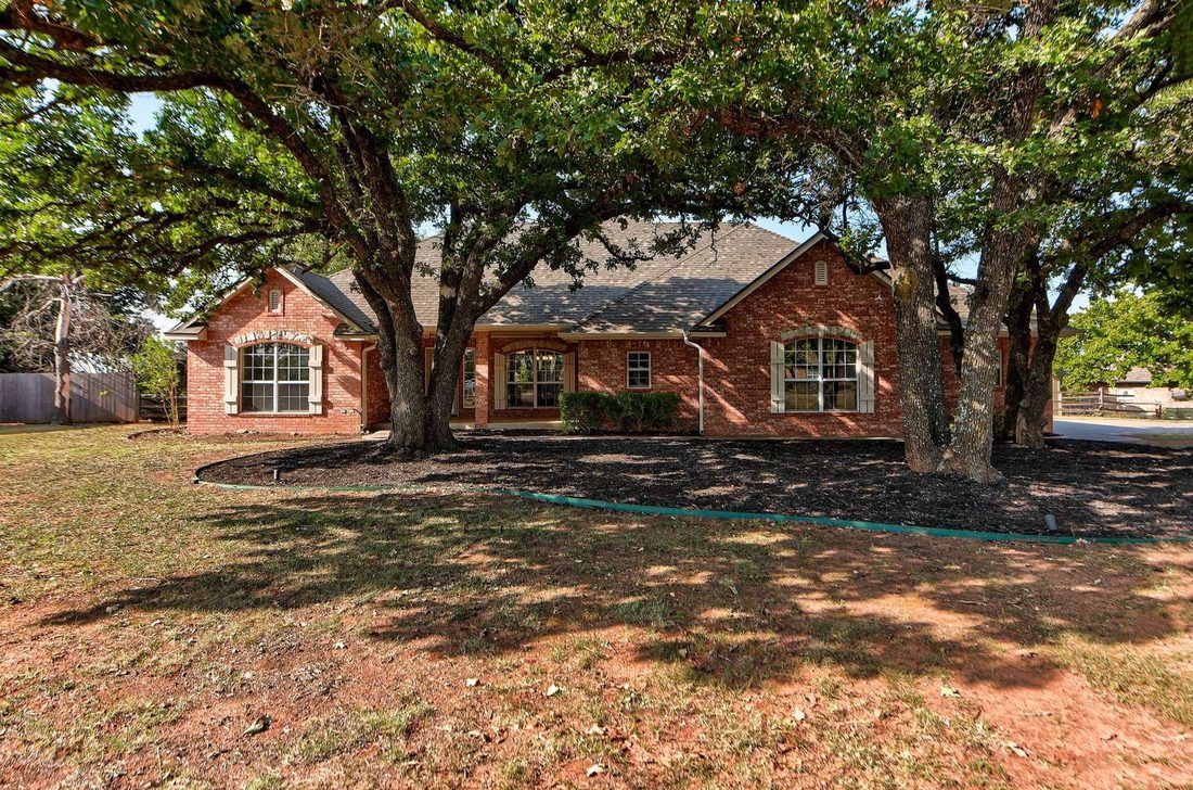 204 Persimmon Ridge Drive, Blanchard: photo 1