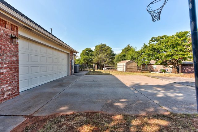 204 Persimmon Ridge Drive, Blanchard: photo 5